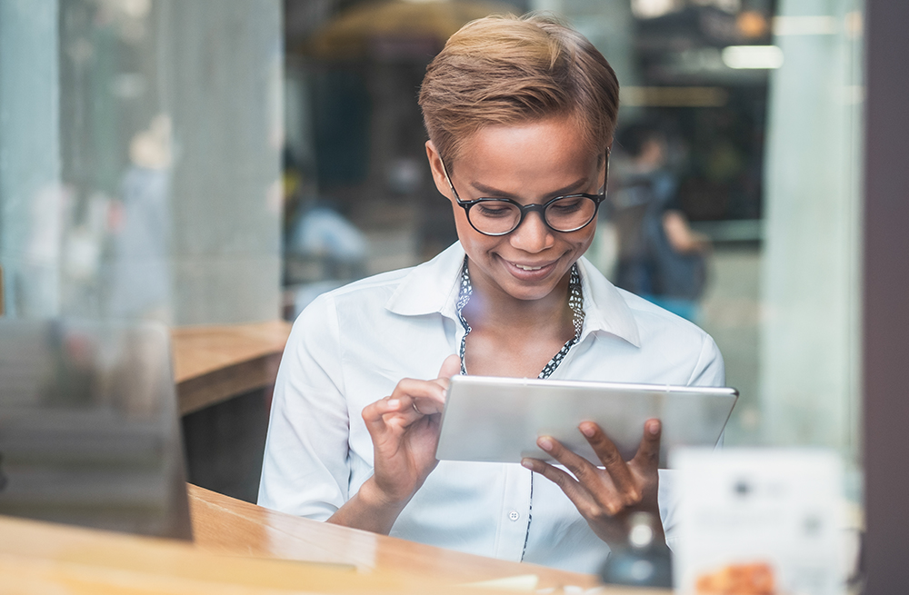 Woman using her laptop to learn about the 180 day CGM. 